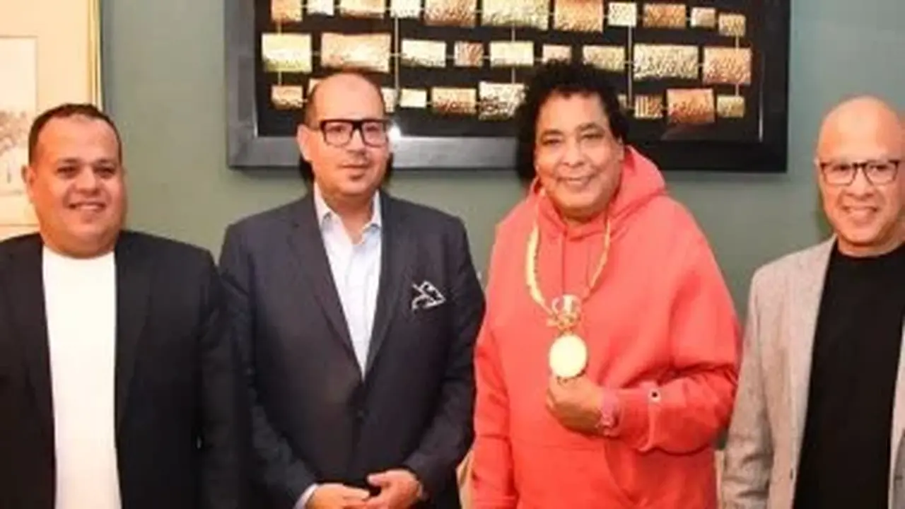 تسليم قلادة العظماء لمحمد منير يعزز دوره كسفير اللجنة الأولمبية في مصر